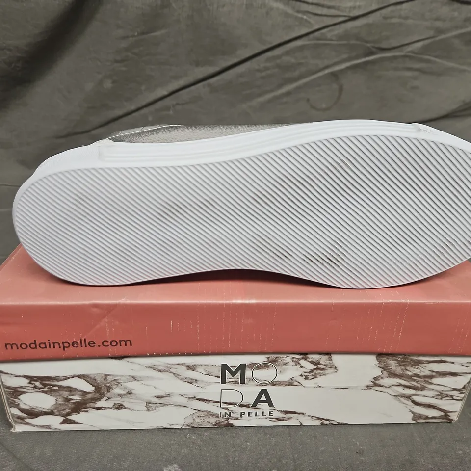 BOXED PAIR OF MODA IN PELLE ARABELLER LACE UP TRAINERS - UK SIZE 39