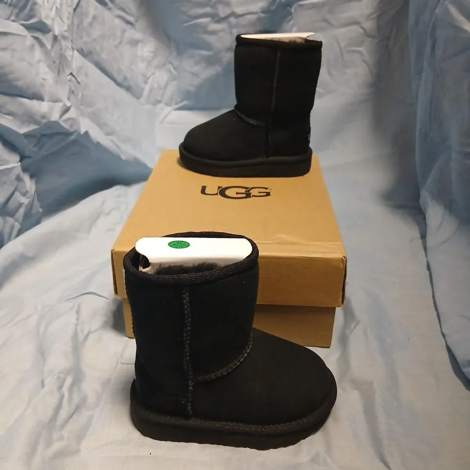 UGG KIDS' BLACK SHORT BOOTS – SHEARLING-LINED, UK 5 YOUNGSTER