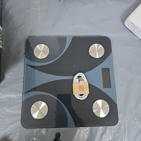 GLASS-TOP DIGITAL BATHROOM SCALE WITH USB CABLE