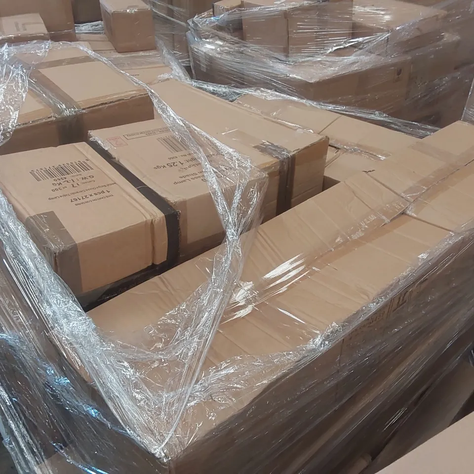 PALLET CONTAINING A LARGE QUANTITY OF ASSORTED LIGHTING PRODUCTS