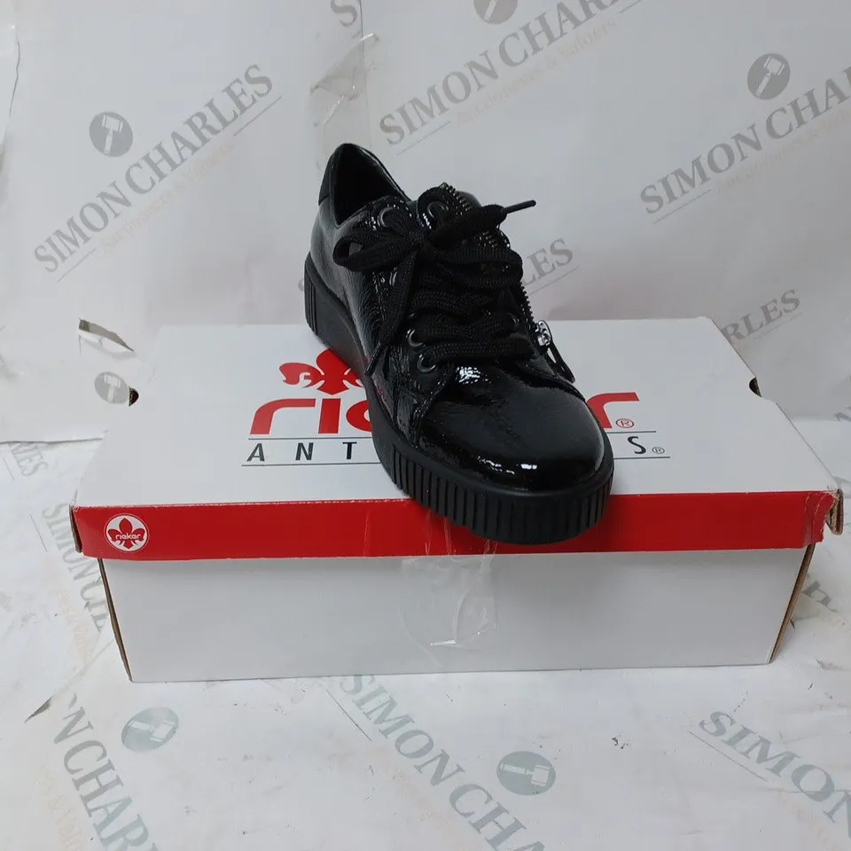 BOXED PAIR OF RIEKER TRAINERS WITH ZIP IN BLACK UK SIZE 5