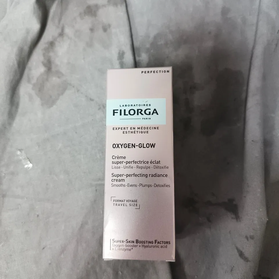 BOX OF APPROXIMATELY 20 ASSORTED ITEMS TO INCLUDE: OXYGEN  GLOW CREAM AND TIME FILLER CREAM