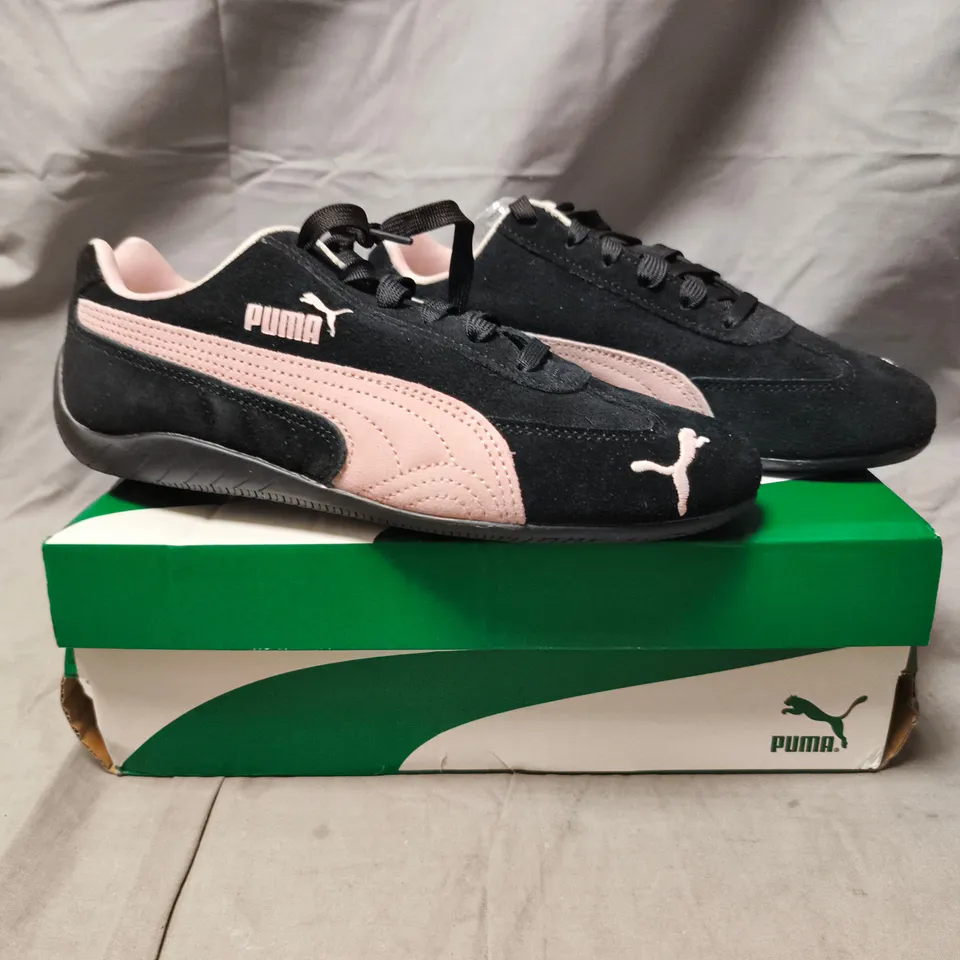 BOXED PAIR OF PUMA SPEEDCAT OG TRAINERS IN BLACK/PINK SIZE UK 5.5