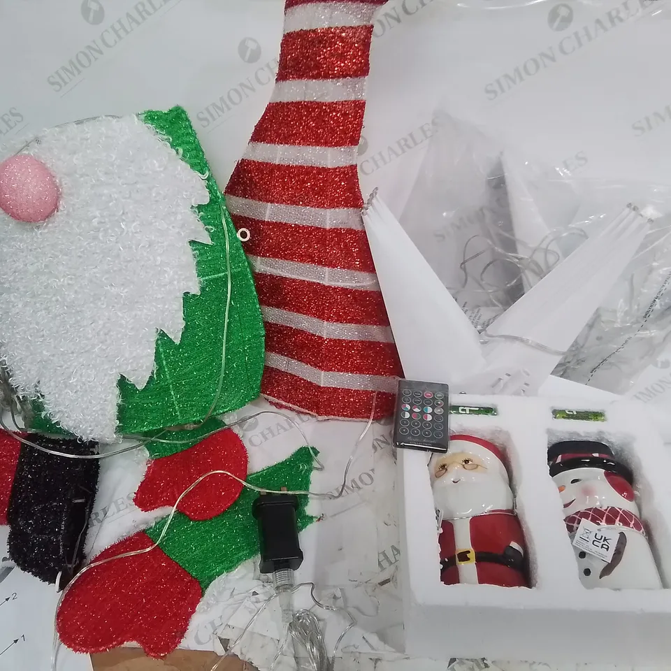 LOT OF 4 ASSORTED SEASONAL ITEMS TO INCLUDE CERAMIC FIGURE CANDLES AND STARBURST LIGHTS