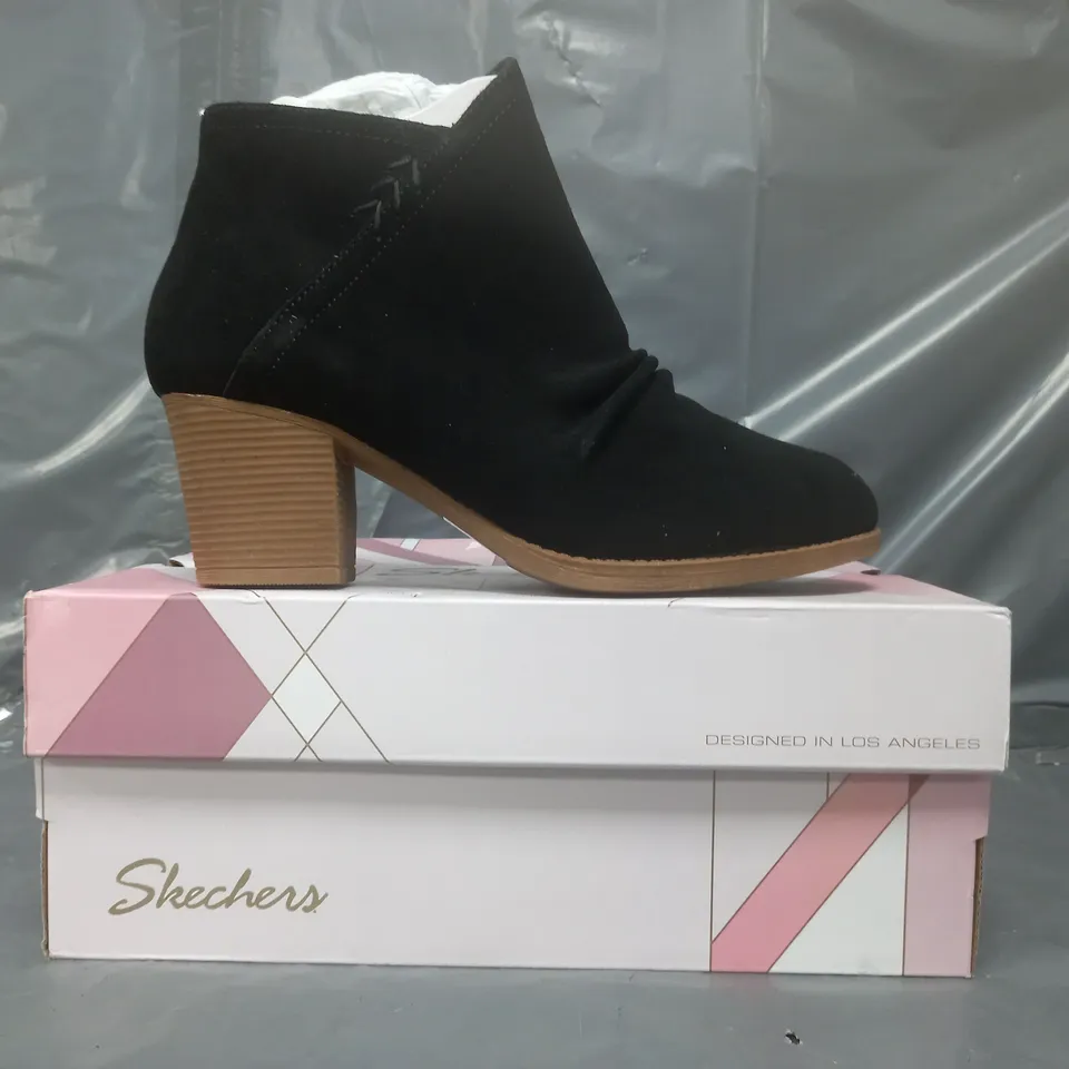 PAIR OF SKECHERS WATER RESISTANT CITY BOOTS IN BLACK SIZE 5 