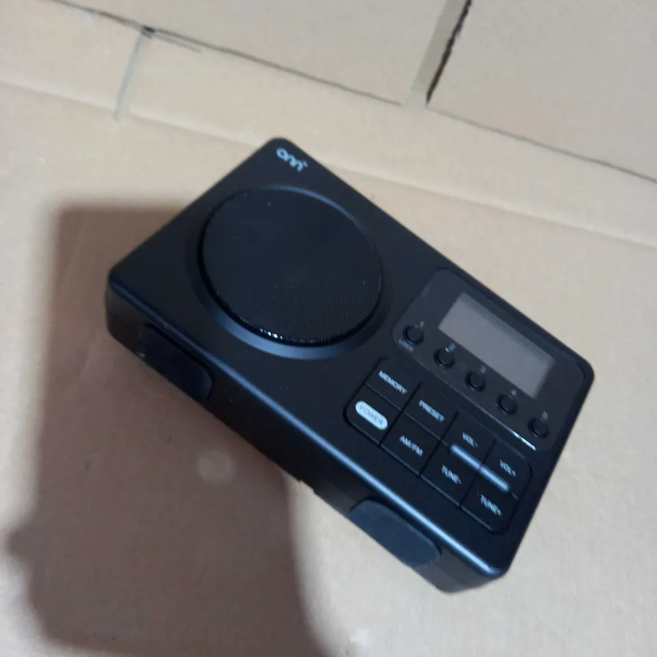 POLAROID AM/FM RADIO IN BLACK