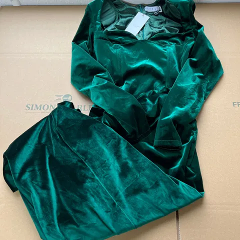 CLUBL EMERALD GREEN VELVET LONG DRESS IN SIZE 8