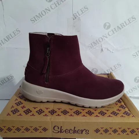 BOXED PAIR OF SKECHERS ZIP ANKLE BOOTS BURGUNDY - SIZE 4.5