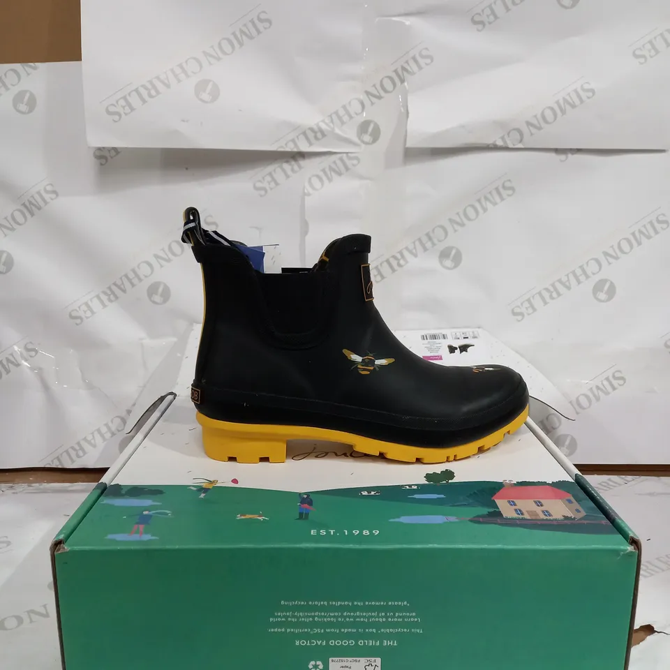 JOULES WELLIBOBS IN BLACK & YELLOW WITH BEES - SIZE 5
