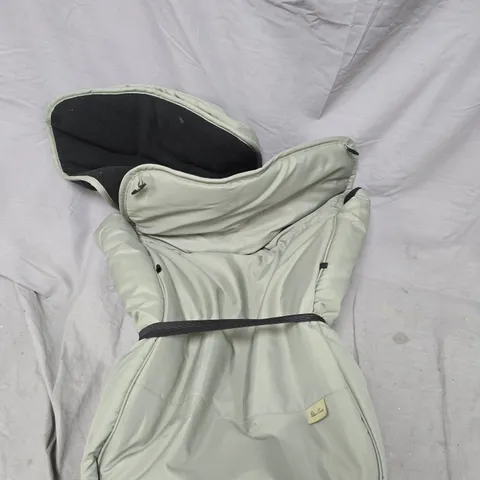 CAGE OF APPROXIMATELY 4 ASSORTED ITEMS TO INCLUDE: PUSHCHAIR FEET WARMER AND WALL ART (ITEMS MAY BE DAMAGED)