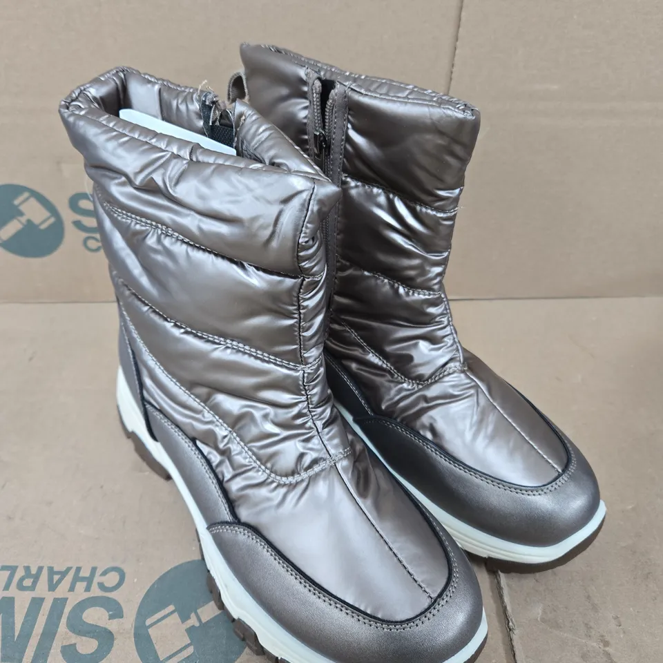 E. SHOES BY EMMA VALAIS CHAMPAGNE BOOTS – UK 7