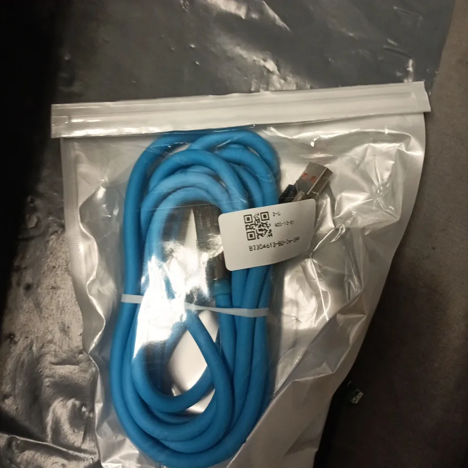 BOX OF APPROXIMATELY 30 TECH ITEMS TO INCLUDE: WIRELESS TAG AND USB TO USBC CHARGER