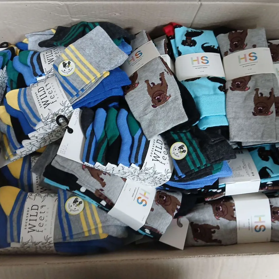 APPROXIMATELY 40 ASSORTED PACKS OF SOCKS IN VARIOUS COLOURS, STYLES AND SIZES TO INCLUDE WILD FEET BAMBOO & HAPPY SOCKS, ETC