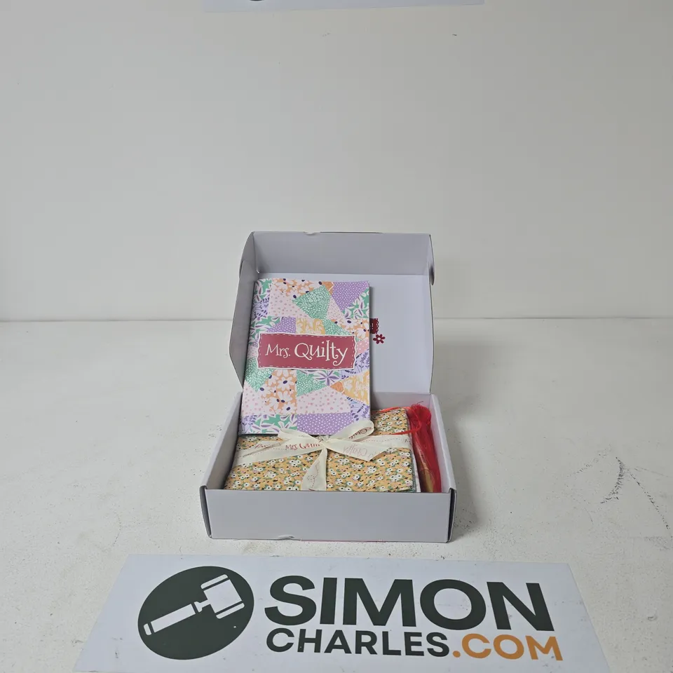 MRS QUILTY CRAFT GIFT BOX – FLORAL CARD/NOTEBOOK & FABRIC-WRAPPED ITEM (BOXED)