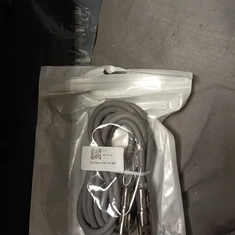 BOX OF APPROXIMATELY 20 ASSORTED TECH ITEMS TO INCLUDE: USB CHARGER AND TRIPODS