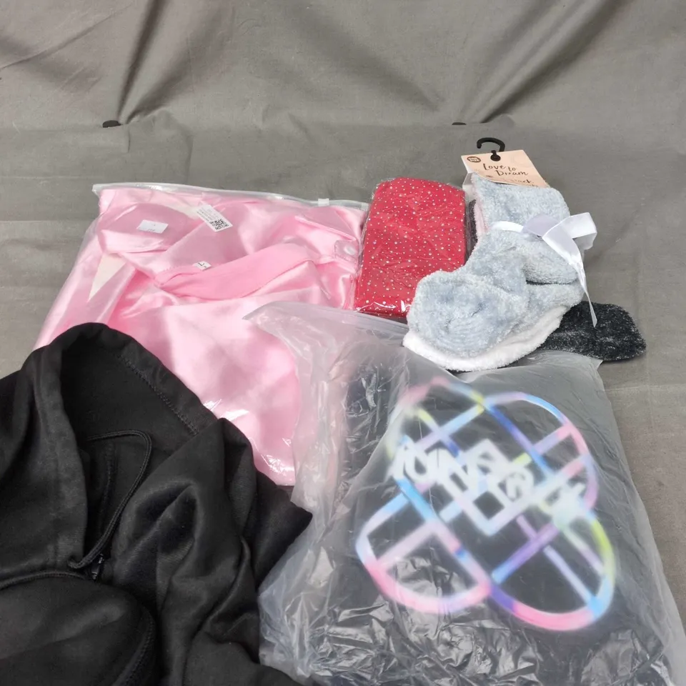 APPROXIMATELY 20 ASSORTED CLOTHING PRODUCTS IN VARIOUS STYLES & SIZES TO INCLUDE JUMPERS, T-SHIRTS, DRESSES ETC