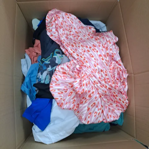 LARGE BOX OF APPROXIMATELY 25 ASSORTED CLOTHING ITEMS 