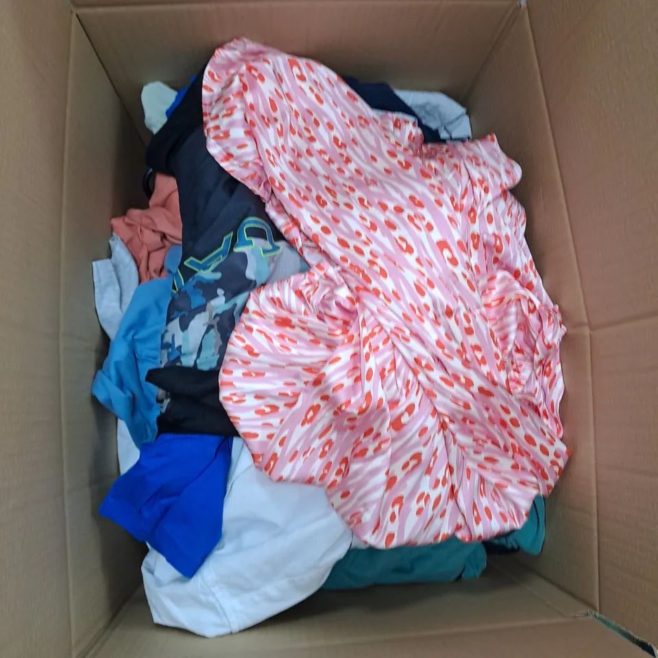 LARGE BOX OF APPROXIMATELY 25 ASSORTED CLOTHING ITEMS 