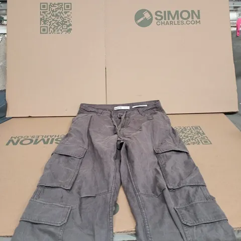 BERSHKA STRAIGHT MULTI CARGO GREY EUR 38