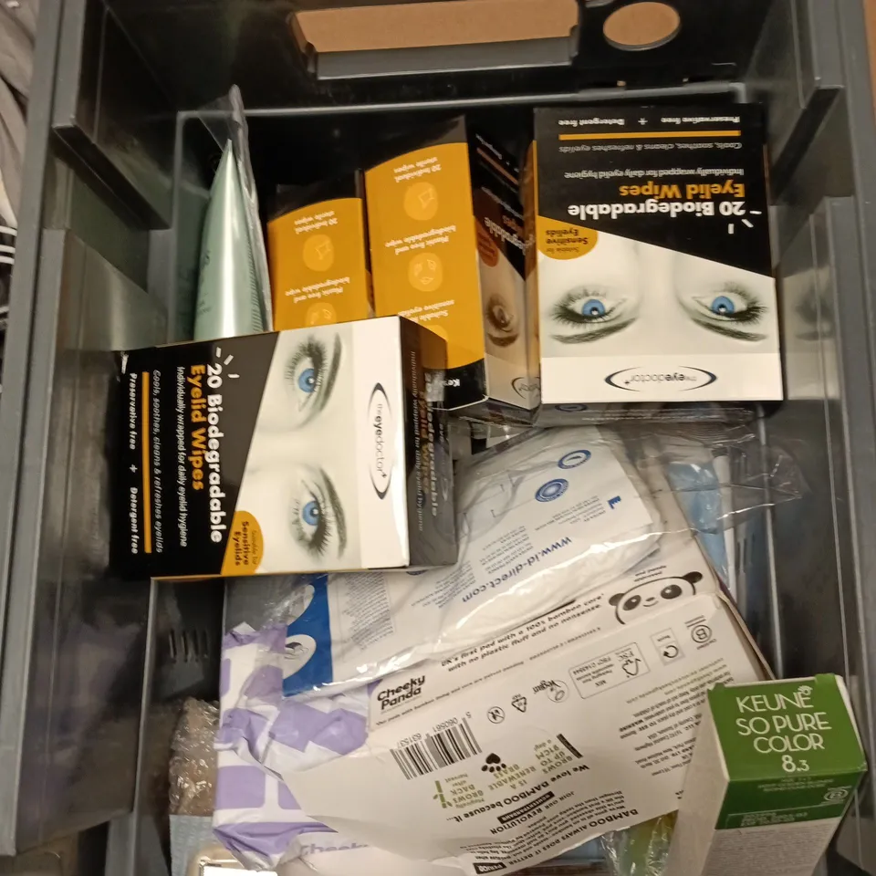 APPROXIMATEY 20 ASSORTED HEALTH AND BEAUTY PRODUCTS TO INCLUDE - CERAVE MOISTURISING CREAM - ELECTRIC EYELASH CURLER AND ST MORITZ TANNING MOUSSE