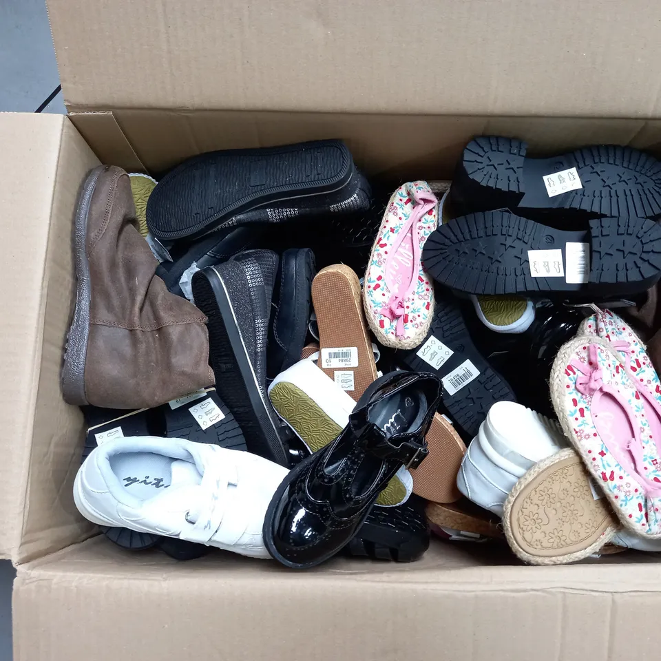 APPROXIMATELY 12 ASSORTED KIDS PAIRS OF SHOES IN VARIOUS COLOURS, STYLES, AND SIZES