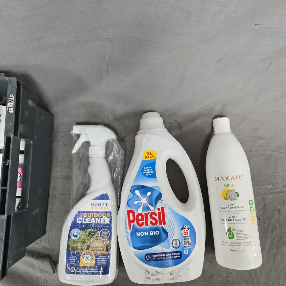 A TOTE OF ASSORTED HOUSEHOLD CLEANING PRODUCTS TO INCLUDE PERSIL NON BIO, MONTY OUTDOOR CLEANER, MAKARI BÉBÉ CLEANSING MILK, ULTIMATE CARPET SHAMPOO