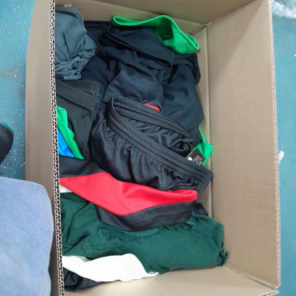 LOT OF APPROX 20 CLOTHING ITEMS , TO INCLUDE FRUIT OF THE LOOM TOPS , GILDAN T-SHIRTS , ETC