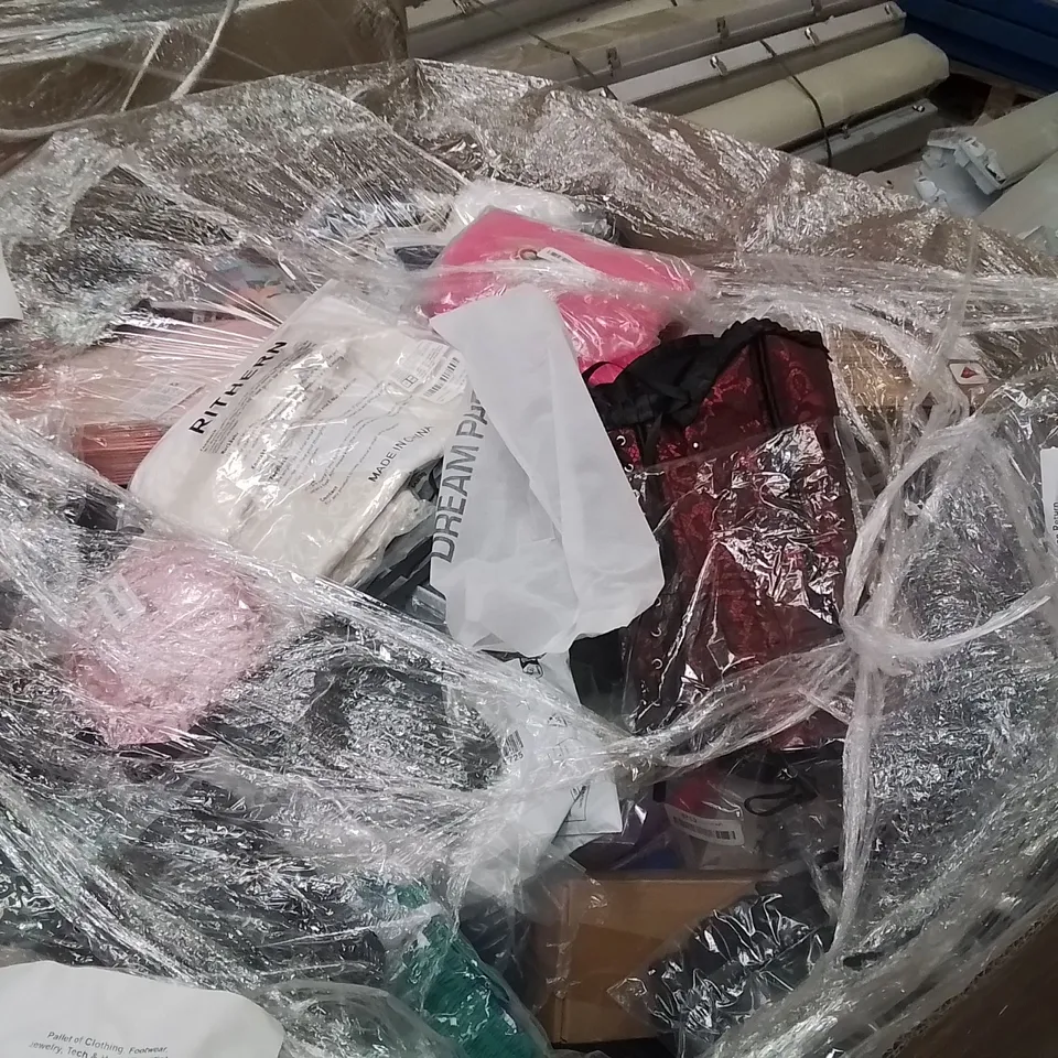 PALLET CONTAINING S LARGE QUANTITY OF CLOTHING,FOOTWEAR,JEWELLERY,HOME ESSENTIALS TO INCLUDE;LED MOTION LIGHT,STRAWS,WOMEN'S SHOES 