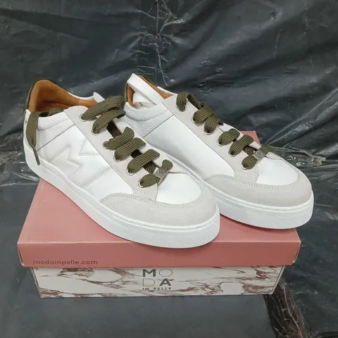 BOXED PAIR OF MODA IN PELLE TRAINERS - UK SIZE 40
