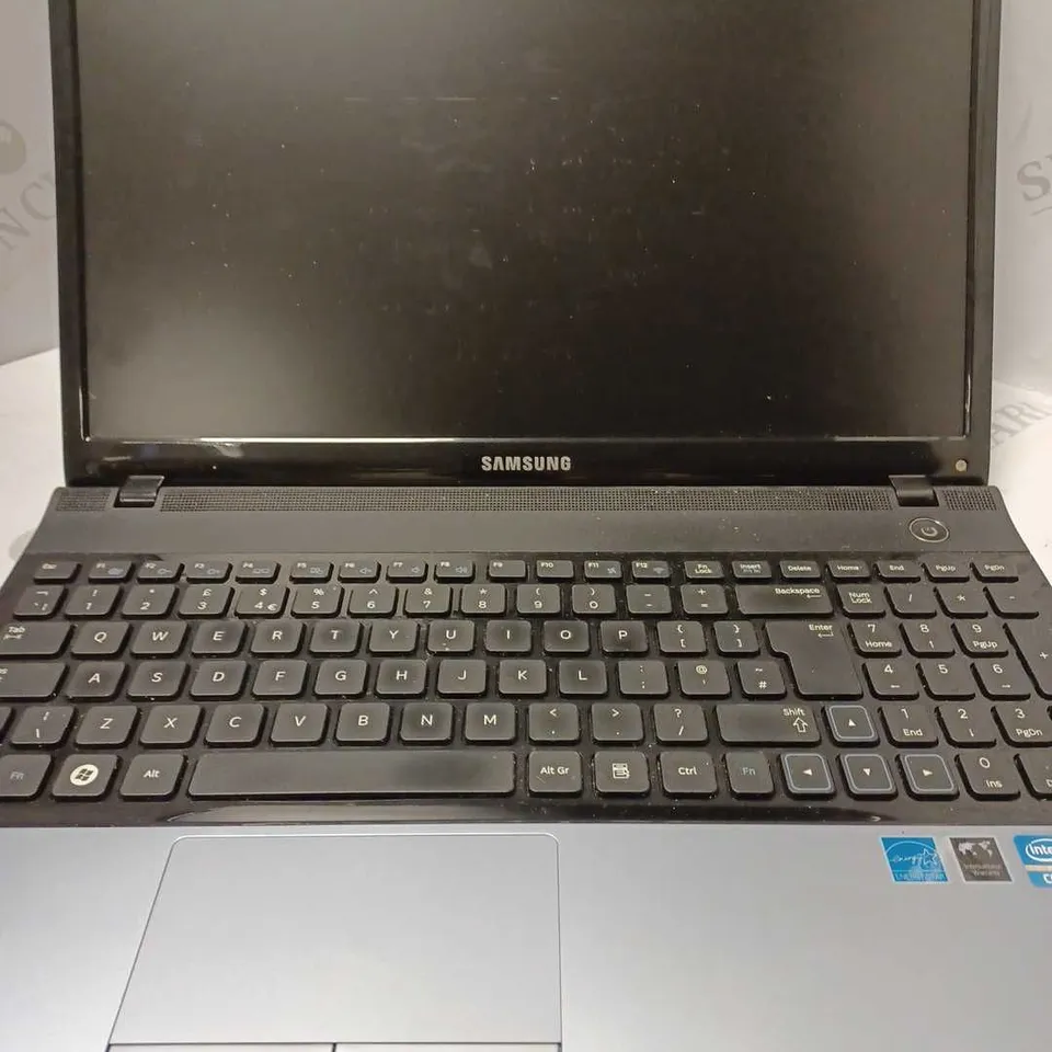 SAMSUNG 300E LAPTOP 