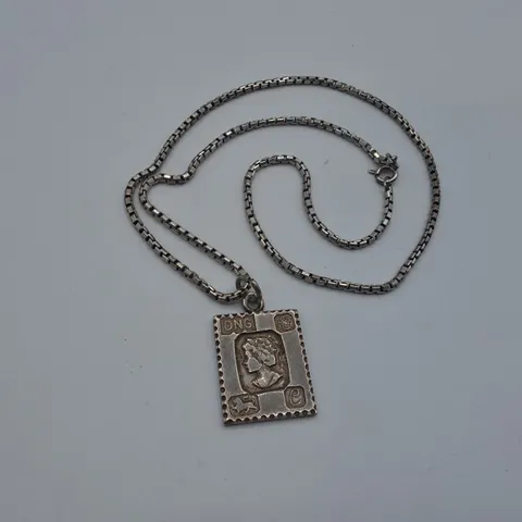 SILVER TONE NECKLACE WITH SQUARE PENDANT