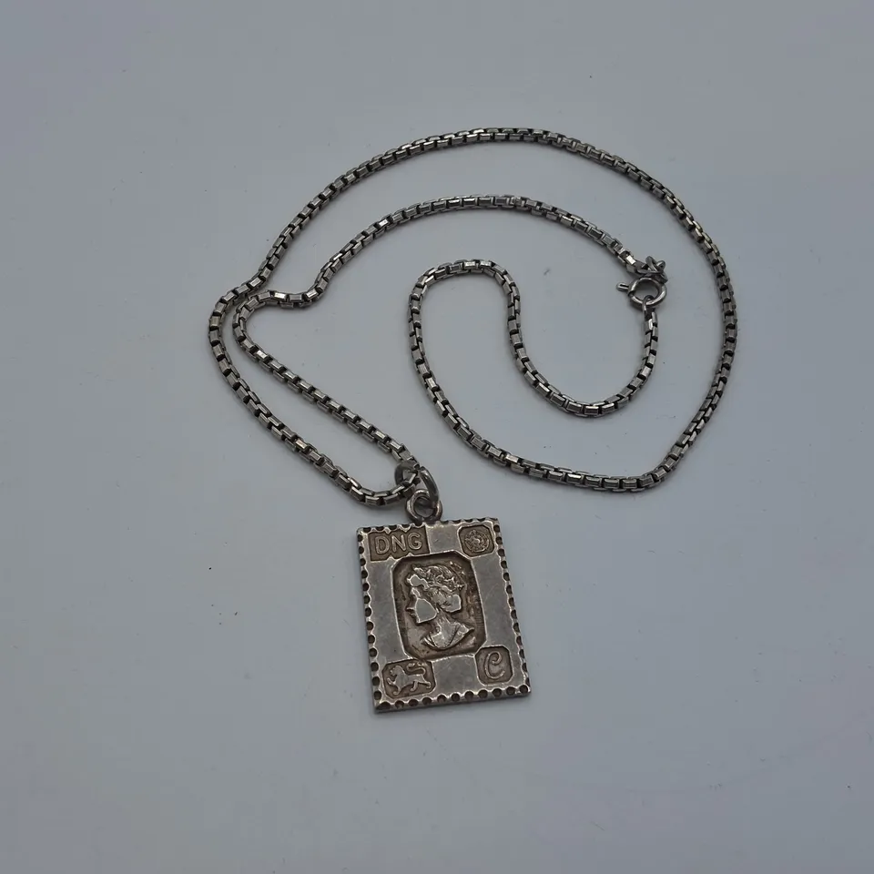 SILVER TONE NECKLACE WITH SQUARE PENDANT
