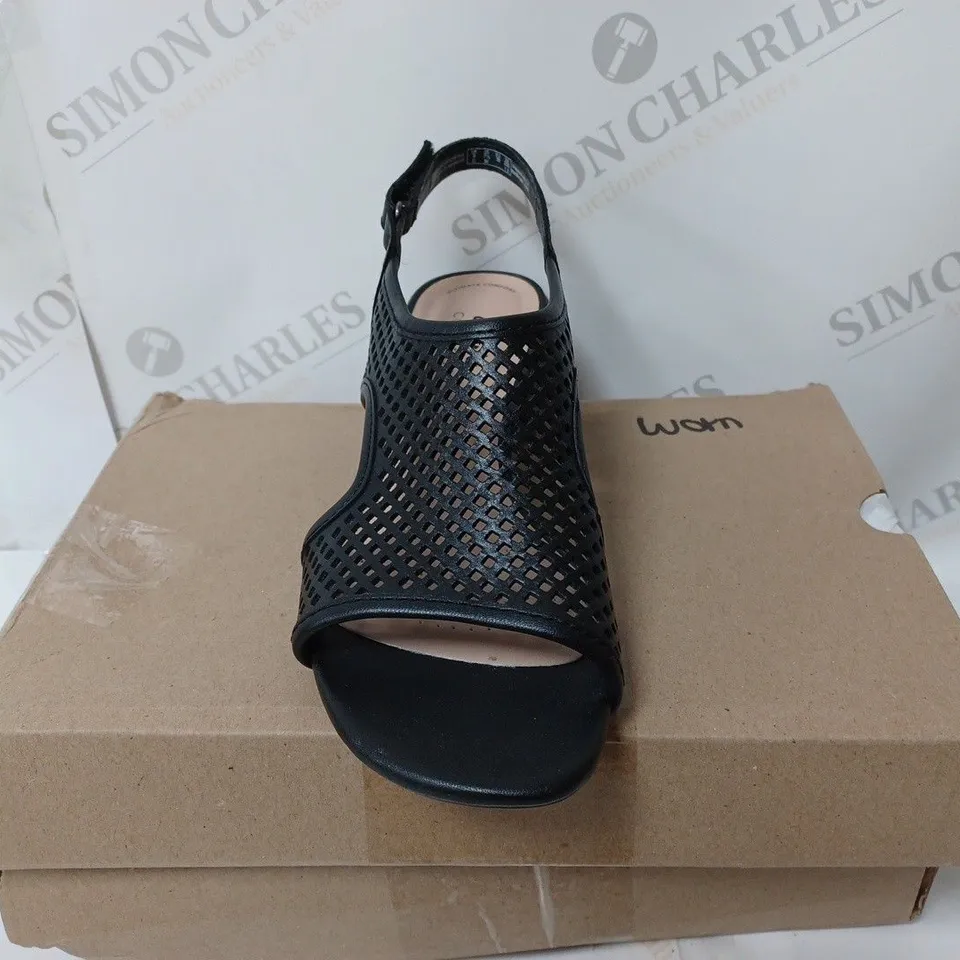 PAIR OF CLARK CAROLEIGH LEATHER SANDALS BLACK SIZE 5