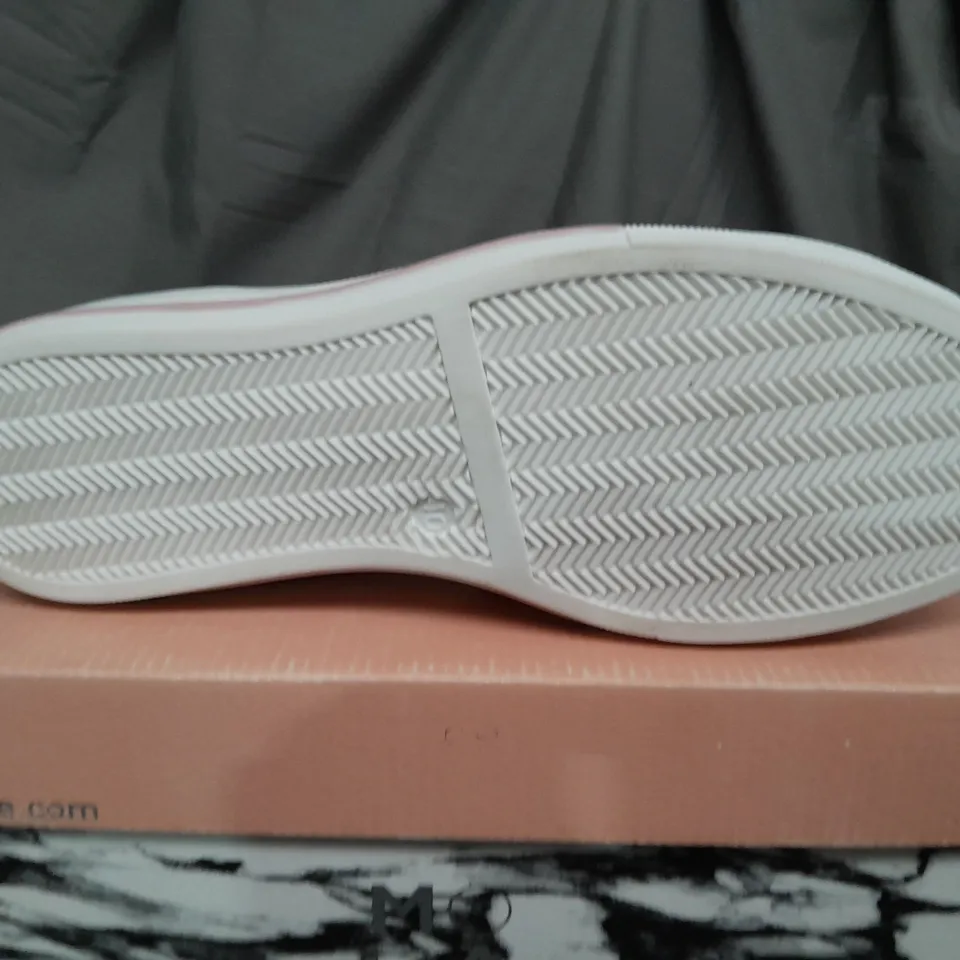 BOXED PAIR OF MODA IN PELLE ASTRIPE LILAC LEATHER TRAINERS - SIZE 7