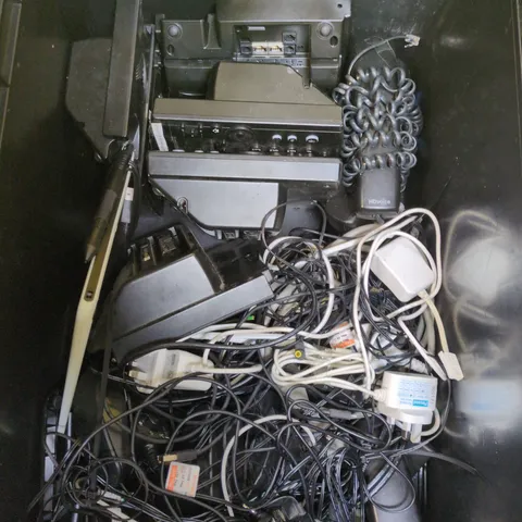 BOX OF APPROXIMATELY 15 ASSORTED ELECTRICAL ITEMS