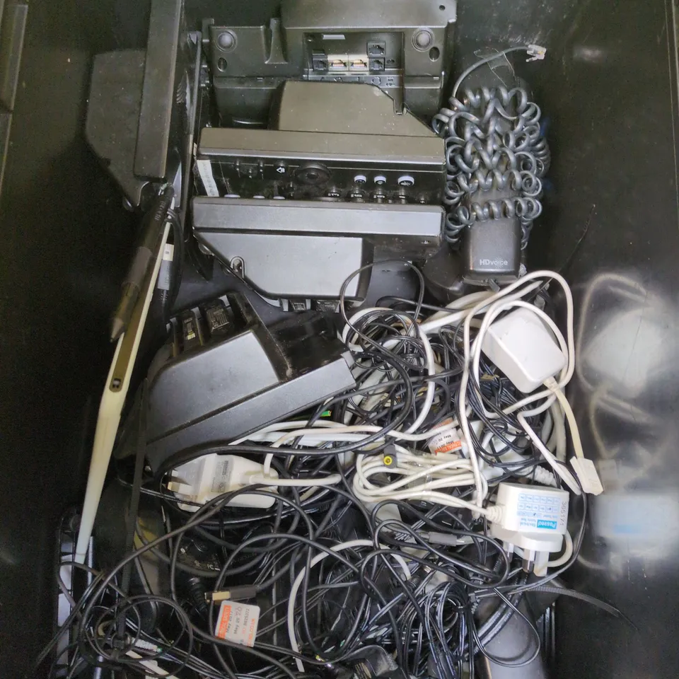 BOX OF APPROXIMATELY 15 ASSORTED ELECTRICAL ITEMS