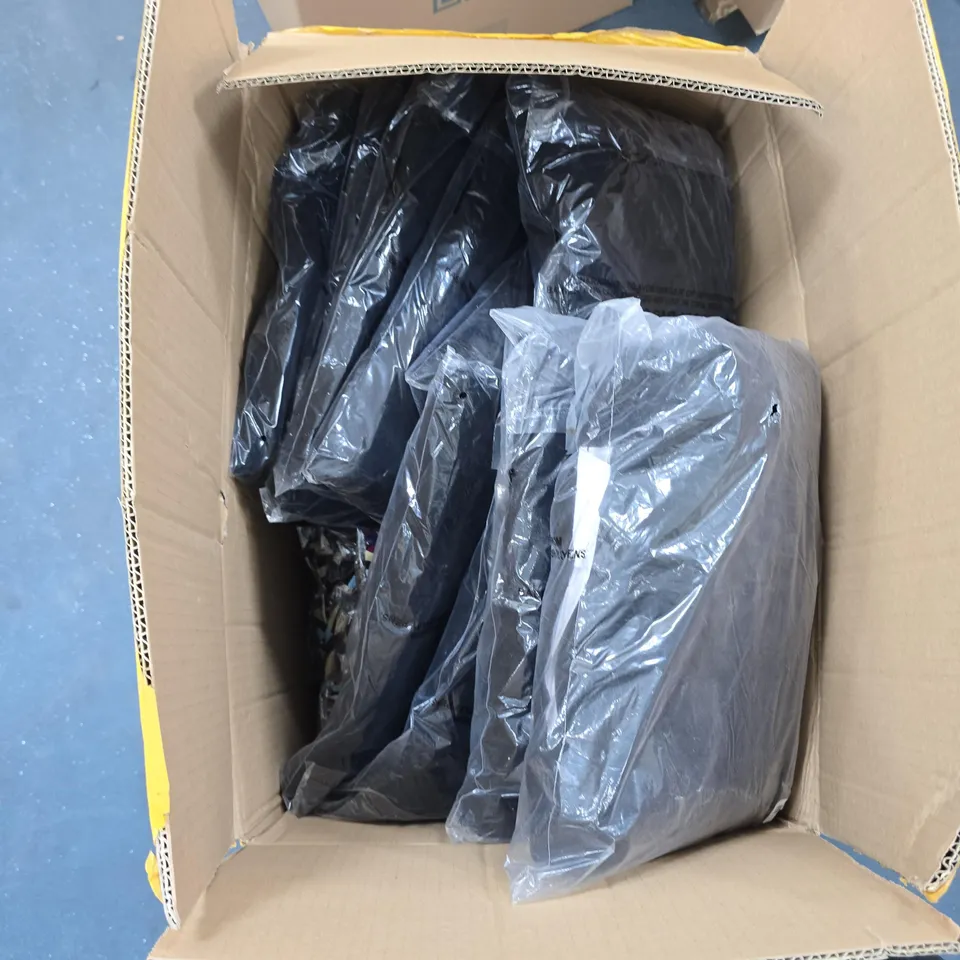 BOX OF APPROXIMATELY 30 ASSORTED CLOTHING TO INCLUDE: TAMSY BLOUSE