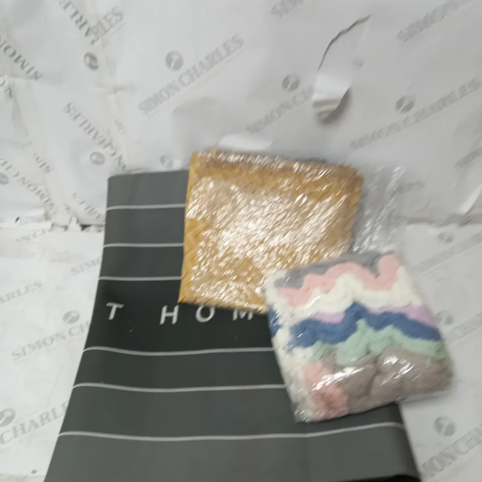 BOX OF ASSORTED HOUSEHOLD ITEMS TO INCLUDE DOOR MATS, DECORATIONS, PICTURES ETC 