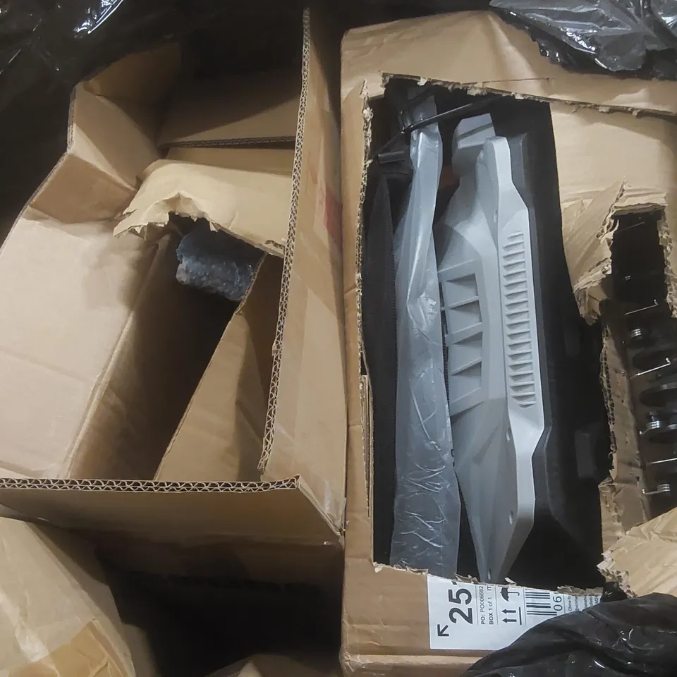 PALLET CONTAINING A VERY LARGE QUANTITY OF ASSORTED ITEMS INCLUDING: GARDEN TOOLS, FURNITURE PARTS ECT
