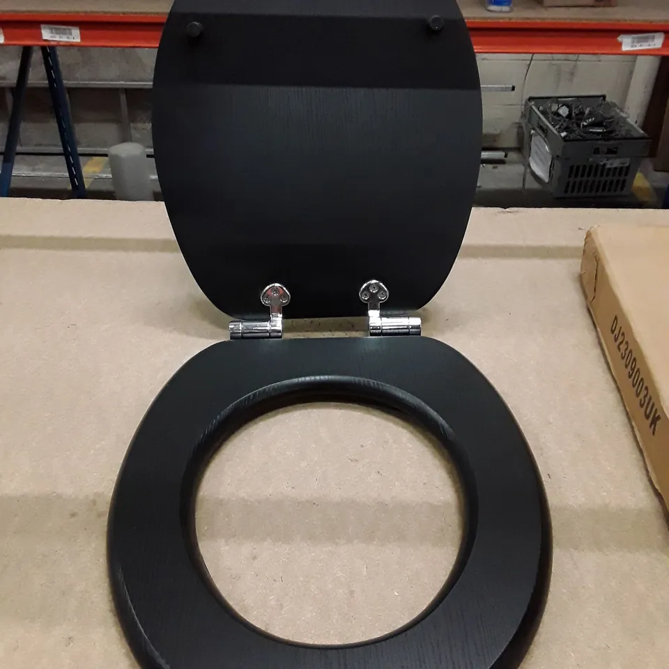 BOXED EAST URBAN HOME PREMIUM TOILET SEAT 