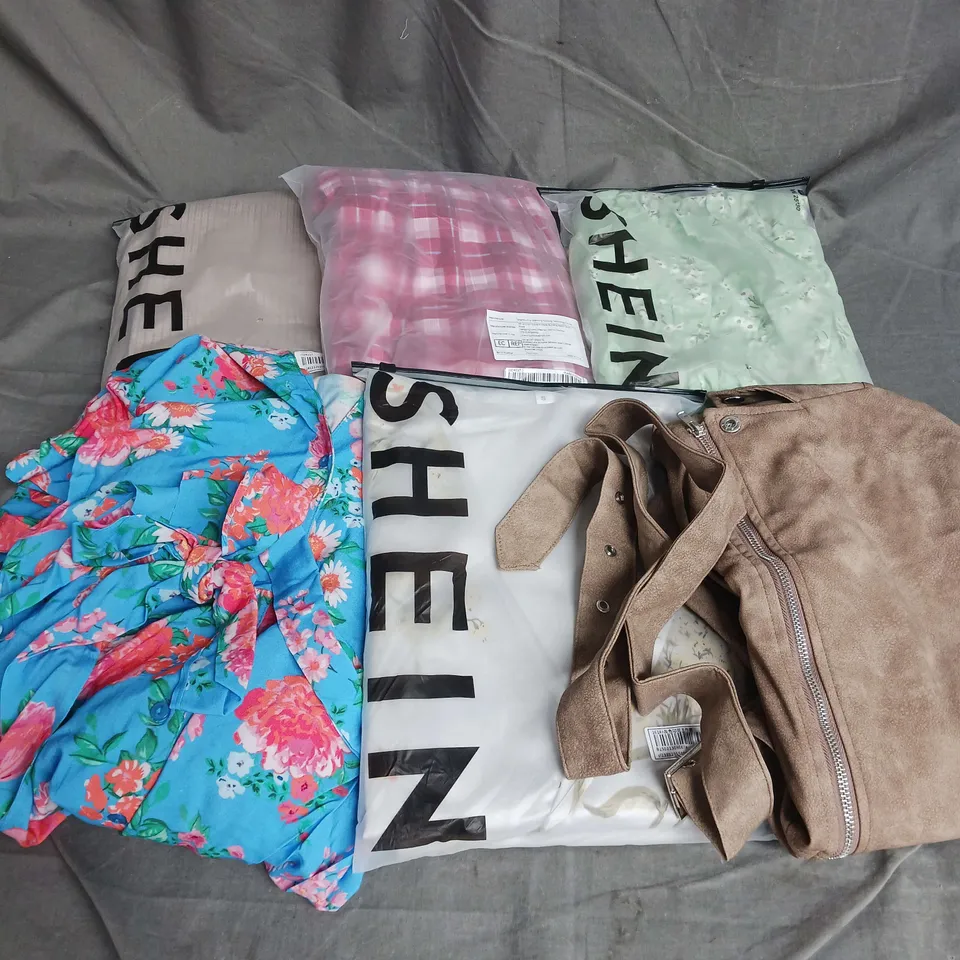 APPROXIMATELY 20 ASSORTED CLOTHING ITEMS IN VARIOUS SIZES AND STYLES TO INCLUDE - PYJAMAS, DRESS, JACKET, ETC