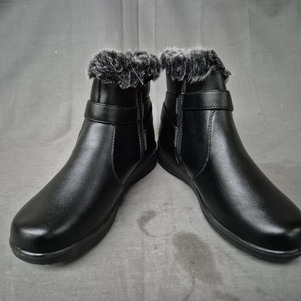 BOXED PAIR OF MAYA GRACE LUXURY COLLECTION FAUX FUR LINED ANKLE BOOTS IN BLACK SIZE 6