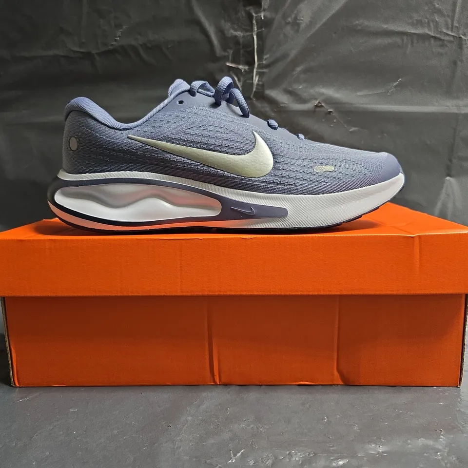 BOXED PAIR OF NIKE JOURNEY RUN TRAINERS IN INDIGO/SILVER SIZE UK 6.5