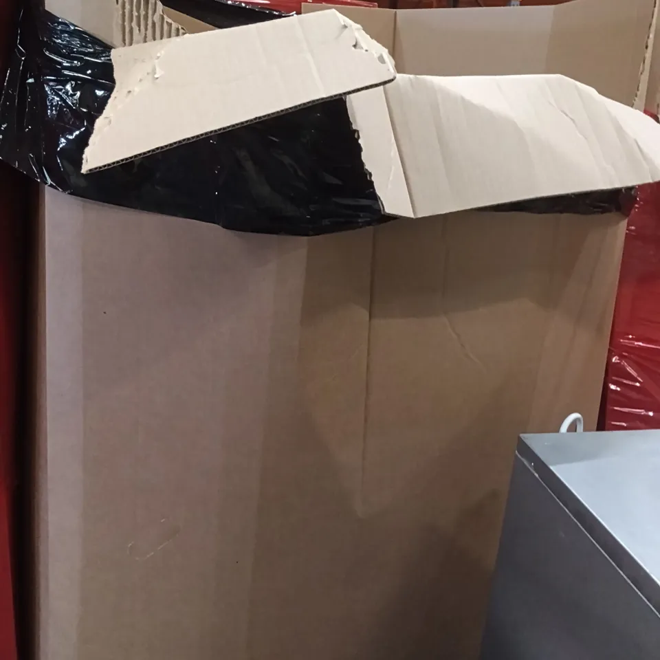 PALLET OF ASSORTED ITEMS TO INCLUDE - SERVING TRAYS SETS, TRAINING PADS FOR DOGS, MEN'S SHOULDER BAG 