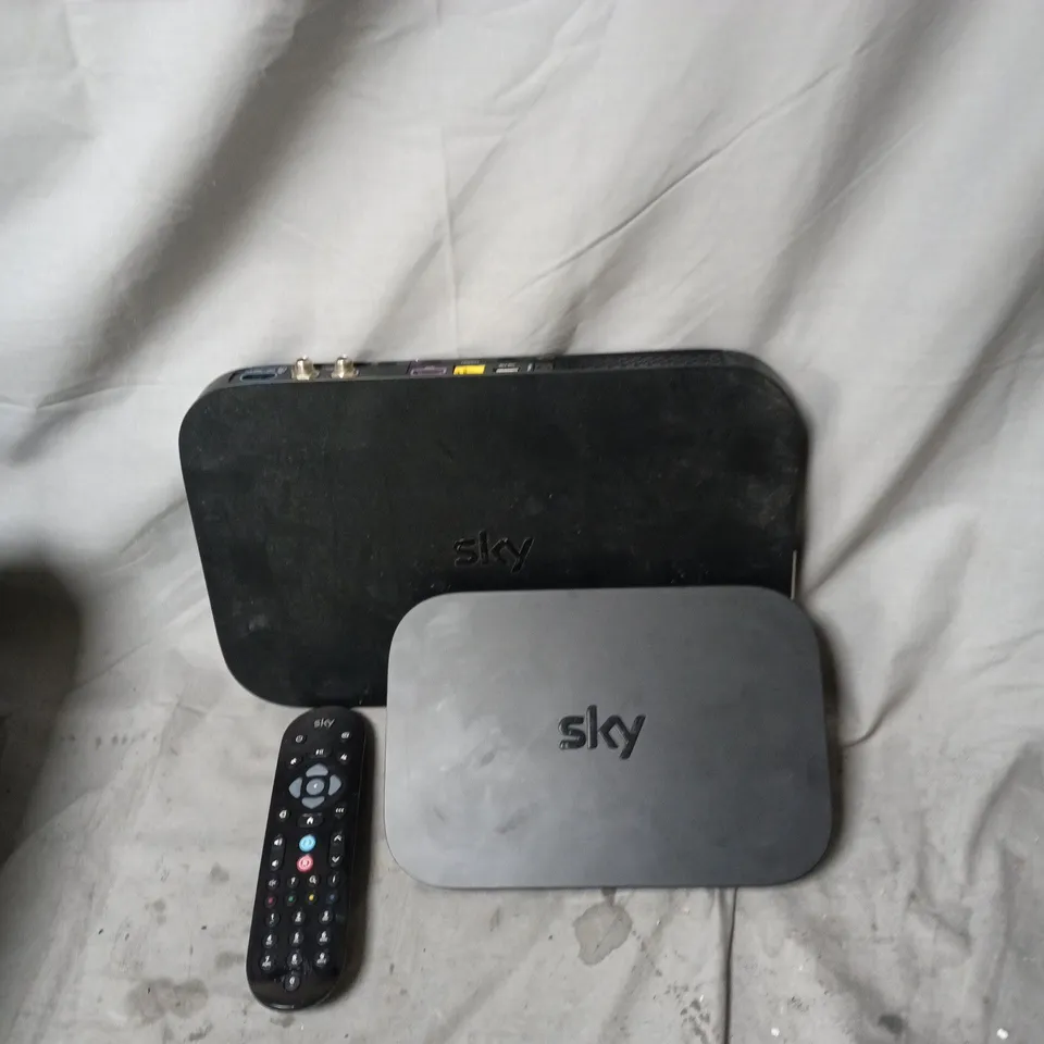 APPROXIMATELY 10 ASSORTED ITEMS OF TV EQUIPMENT INCLUDING SKY SET TOP BOX, TV REMOTE AND ROUTER