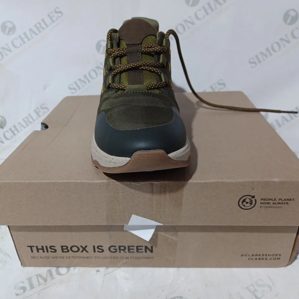 BOXED PAIR OF CLARKS JAUNT LACE SHOES IN DARK OLIVE SIZE 7