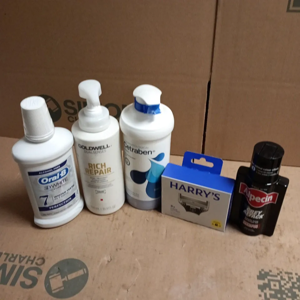 APPROXIMATELY 15 ASSORTED HEALTH & BEAUTY PRODUCTS TO INCLUDE CETRABEN CREAM, GOLDWELL RICH REPAIR, ALPECIN GREY ATTACK, ETC - COLLECTION ONLY