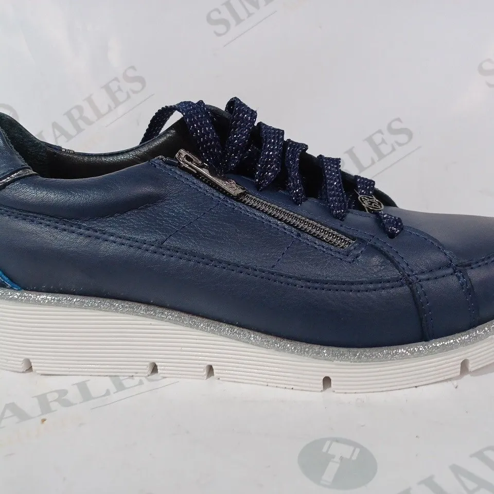 BOXED PAIR OF MODA IN PELLE TRAINERS IN NAVY EU SIZE 41