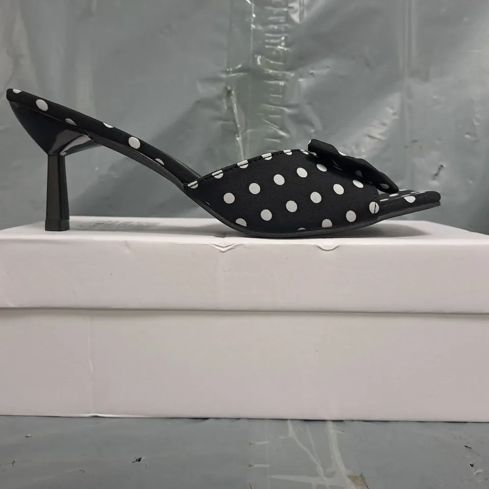 BOXED PAIR OF UNBRANDED OPEN TOE HEELS IN BLACK W. WHITE DOTS SIZE EU 41