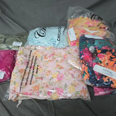 APPROXIMATELY 20 ASSORTED CLOTHING ITEMS IN VARIOUS STYLES AND SIZES 